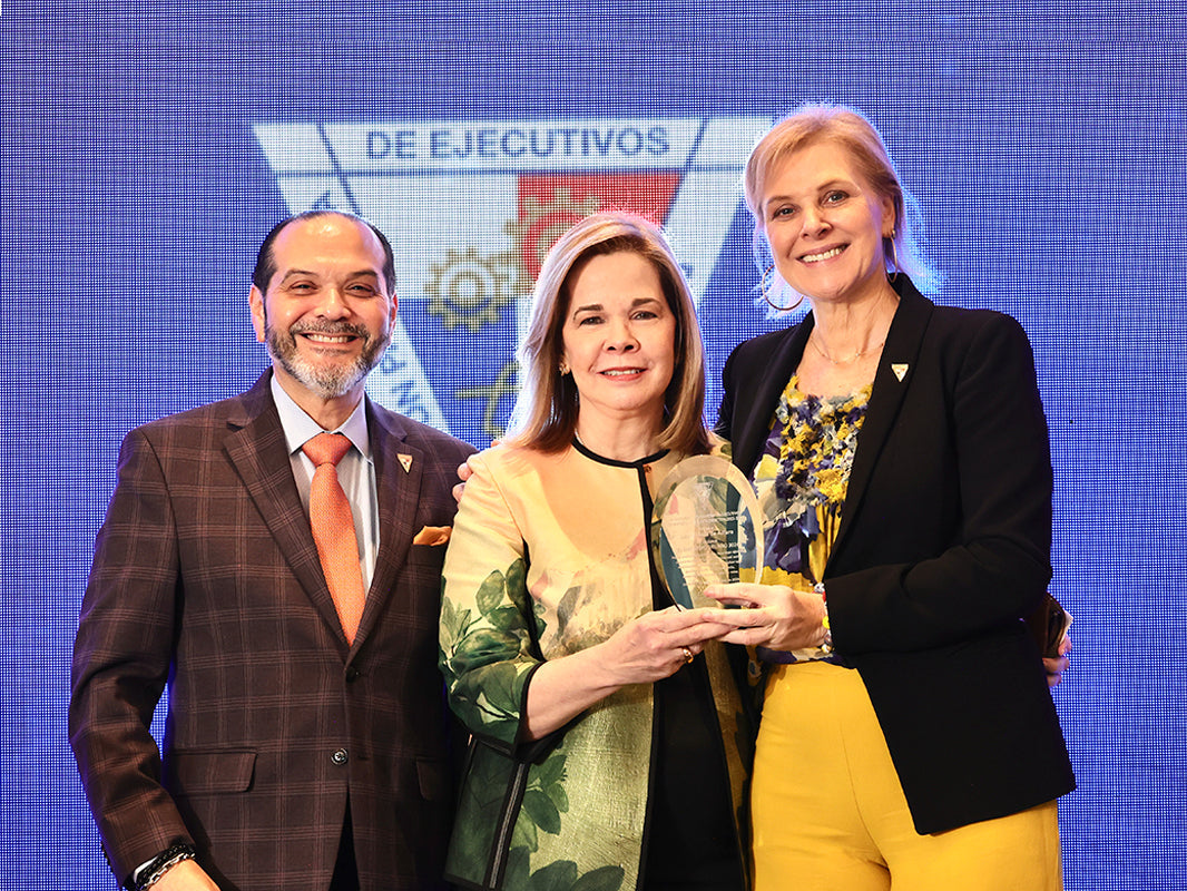 Laury Melo de Alfaro recibe el Premio Ejecutivo del Año 2026 de APEDE