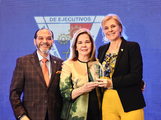 Laury Melo de Alfaro recibe el Premio Ejecutivo del Año 2026 de APEDE